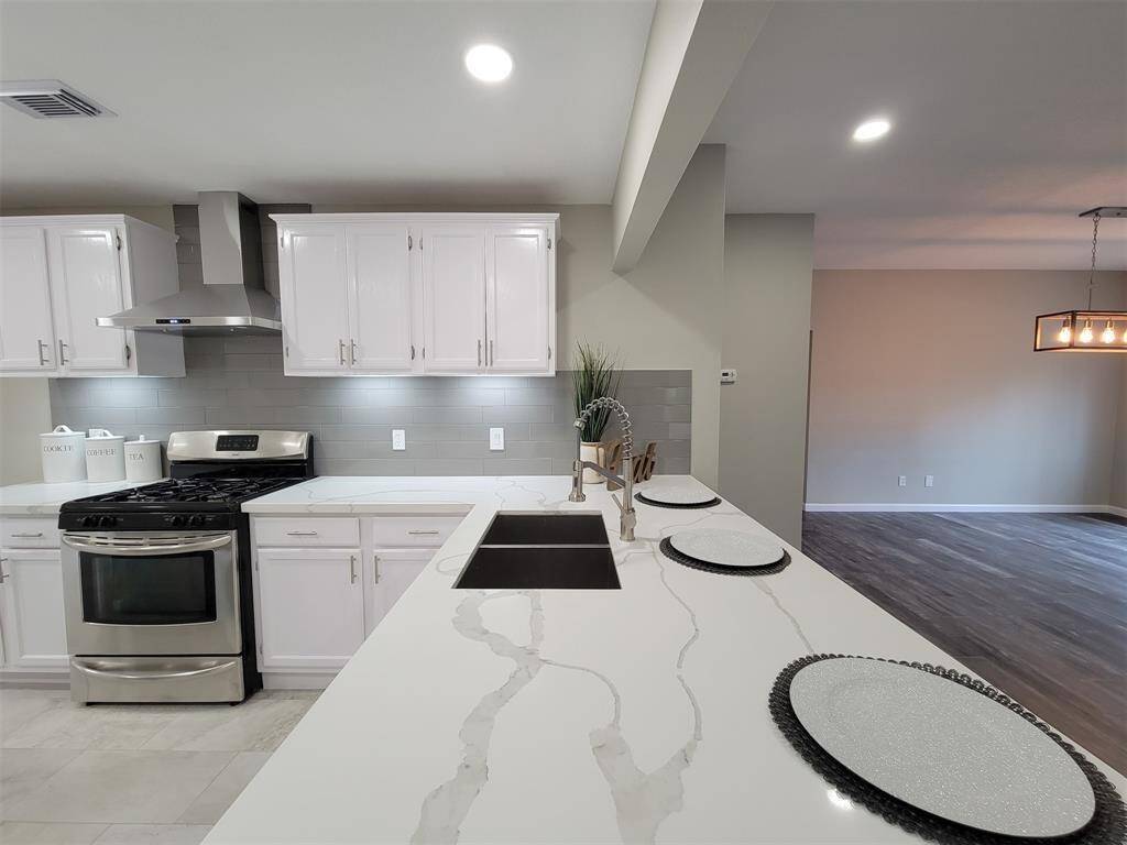 Breakfast bar for extra eat-in options.
