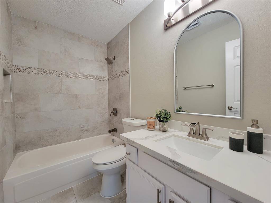 Secondary bathroom.