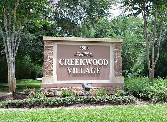 Creekwood Village boasts an excellent location in The Woodlands just a few short minutes to I-45 and other major highways; Walk to Glen Loch Elementary School and to McCullough Junior High School! Both schools are part of an acclaimed school district offered by The Woodlands.