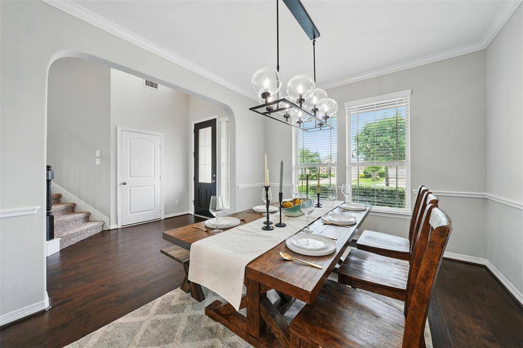 Dining room leading into the kitchen!
