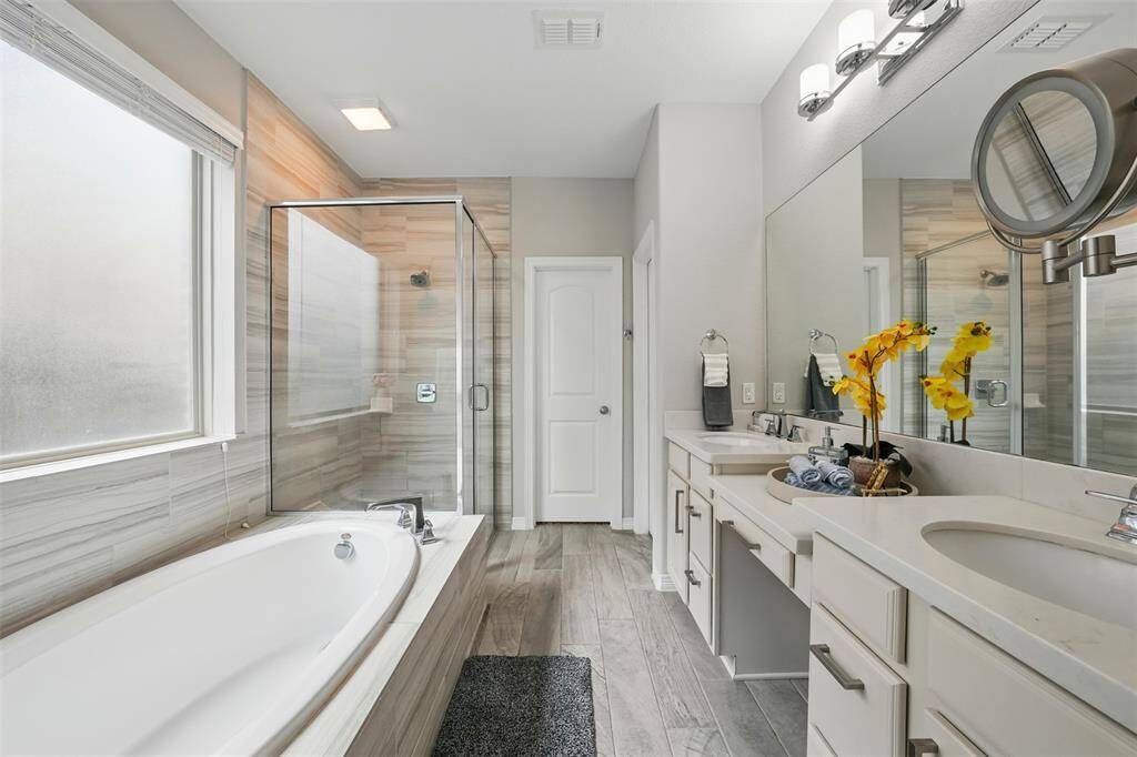 23 / 44Large soaking tub! Master Bathroom