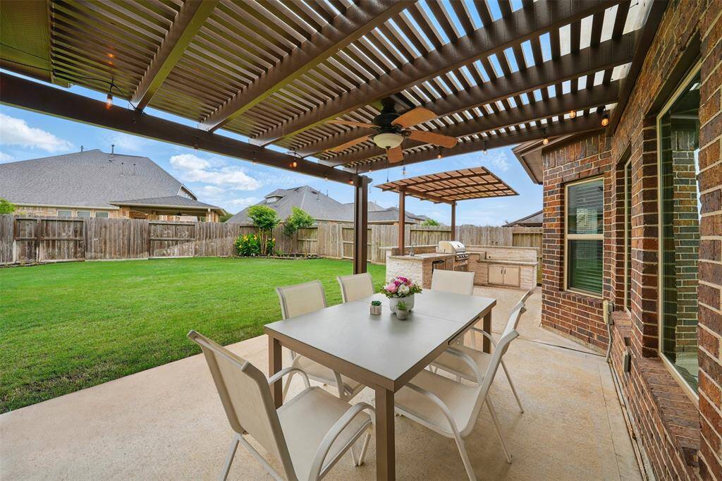 Covered patio and pergola area!