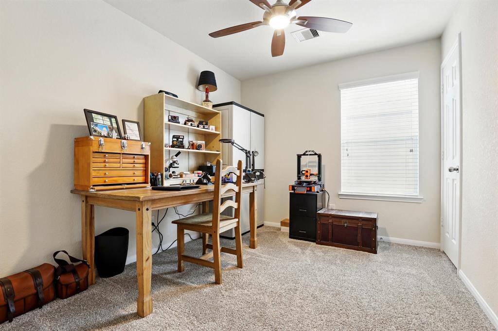 Secondary bedroom, with 2 closets