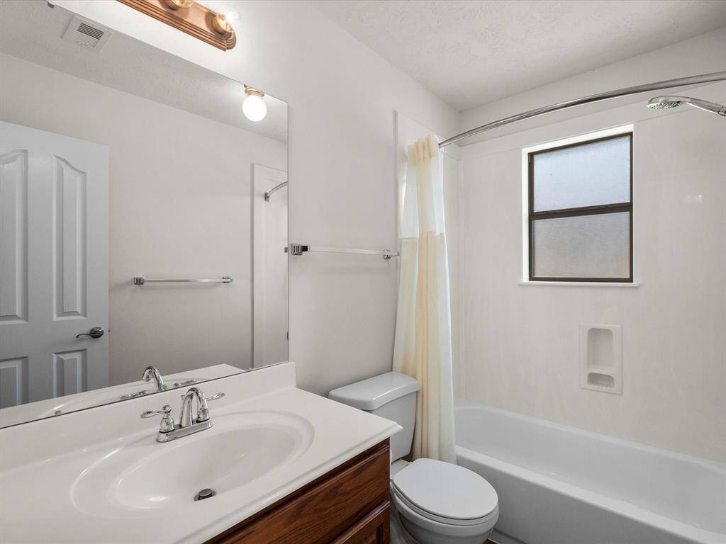 Private en suite bathroom to the secondary primary bedroom.