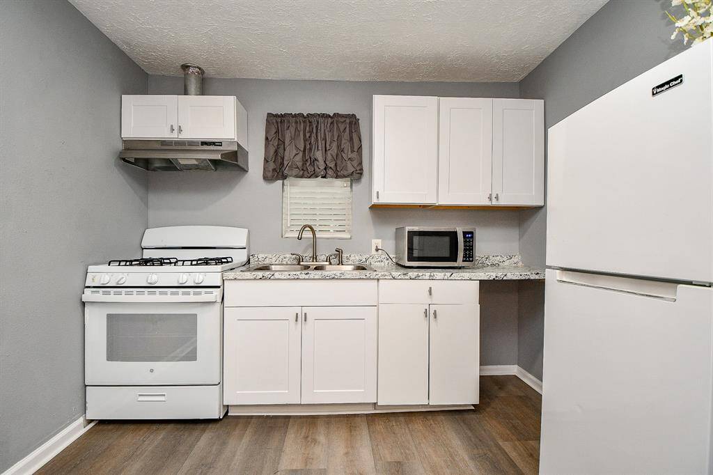 Pic #2 Of cottage kitchen.