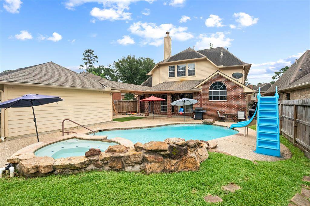 Gorgeous pool with removeable security fene