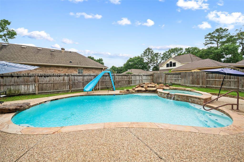 Relaxing pool with hottub