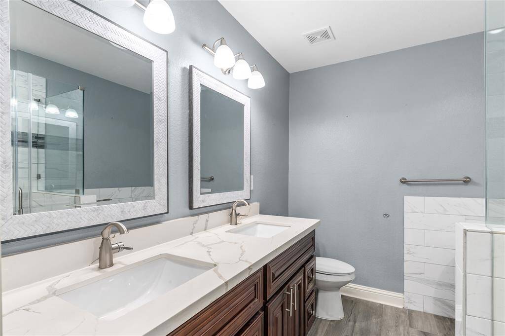 Fully updated en-suite bathroom with dual vanity