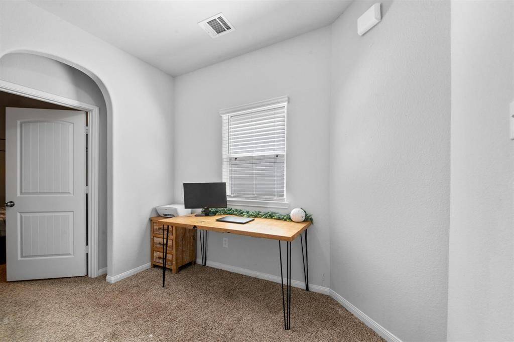 The landing at the top of the stairs offers a versatile space, perfect for a small desk or reading nook. With its open layout and natural light, it provides a cozy yet functional area for work or relaxation.