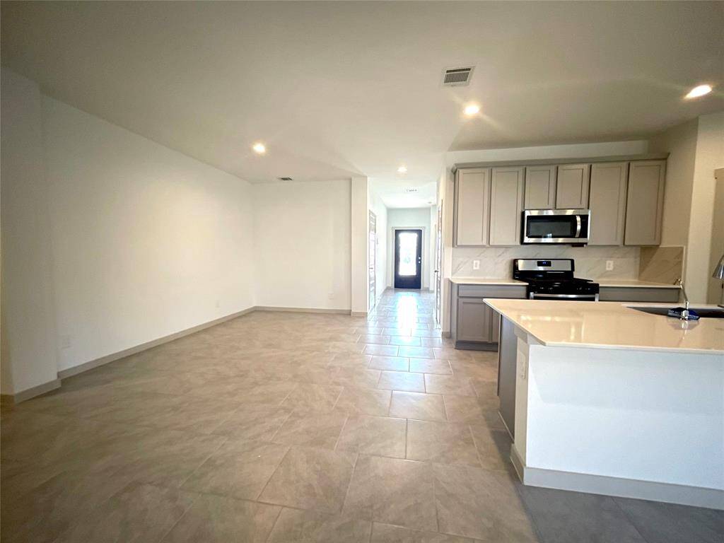 Dinning area next to kitchen
