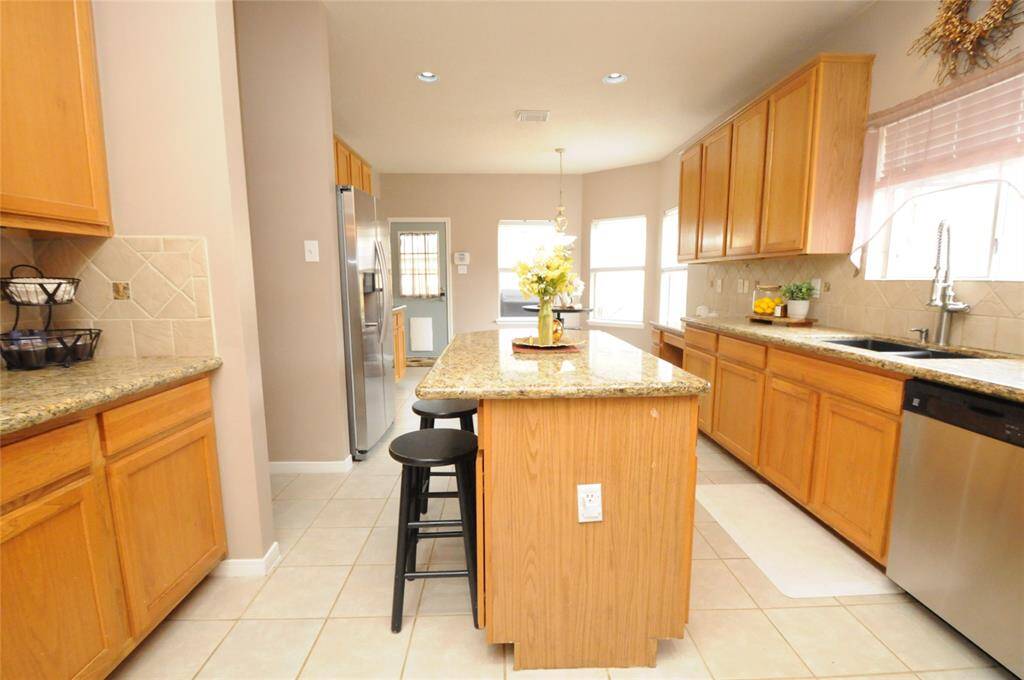 Island is the ideal spot for quick meals or meal prep