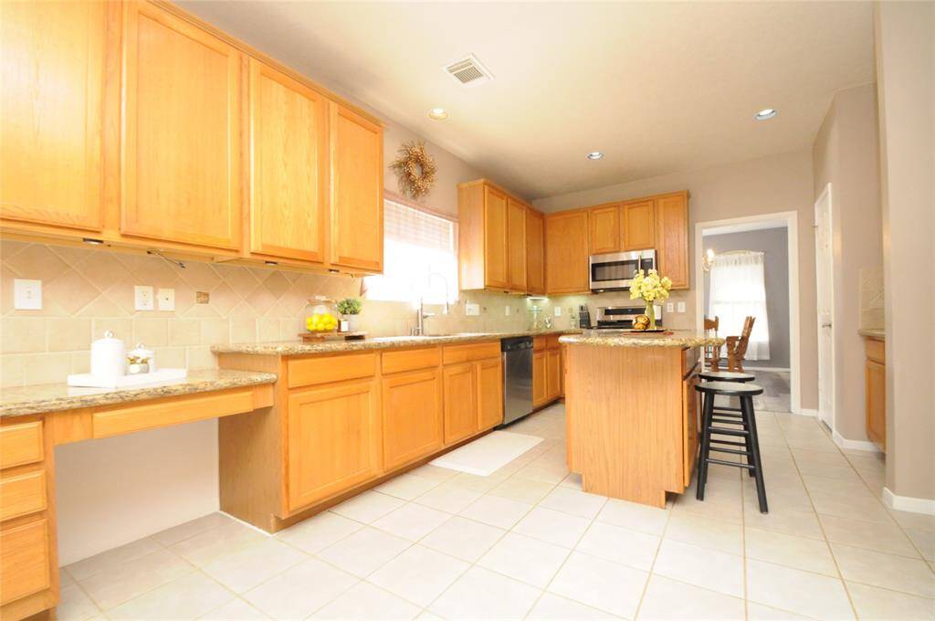 Built in desk area is ideal for overseeing homework time while prepping dinner