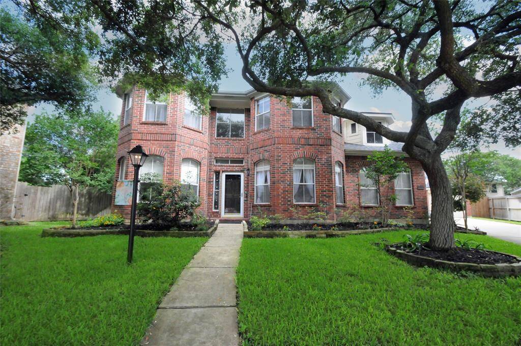 Welcome to 402 Vander Dale Ct in the perfectly located community of Governor's Place in Katy TX