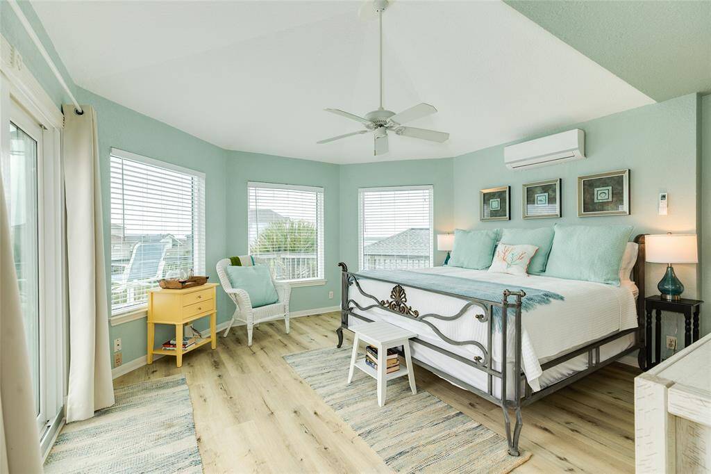 Primary Bedroom w/ensuite bathroom