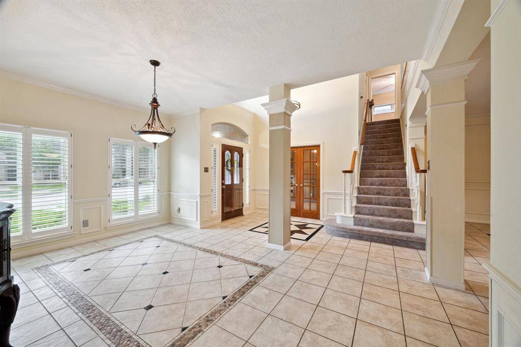 GORGEOUS FLOORING DETAIL OFFER BEAUTY IN THE DINING ROOM