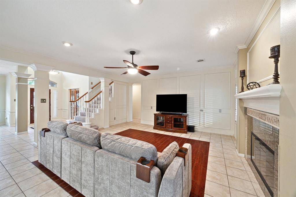 THE FAMILY AREA FLOWS GREAT IN CONJUNCTION WITH DINING AND KITCHEN - PERFECT TO ENTERTAIN!