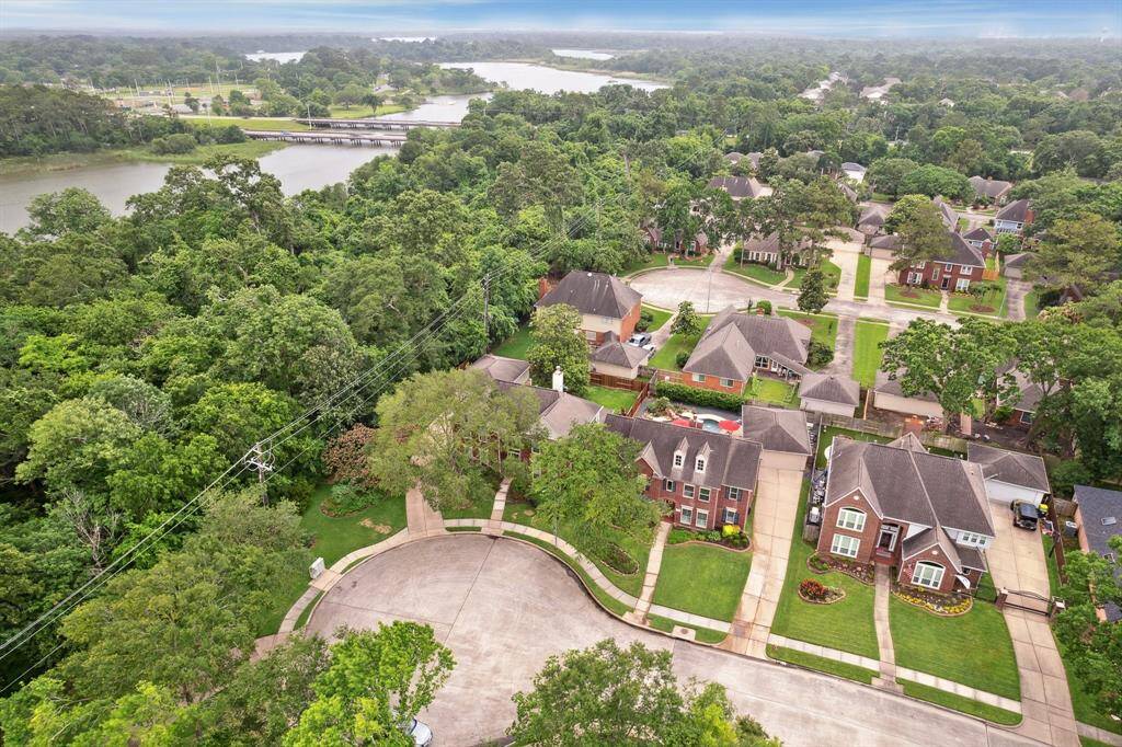CUL-DE-SAC LOT IS GREAT FOR PRIVACY. THIS PROPERTY IS MINUTES FROM UHCL AND CLEAR LAKE PARK.