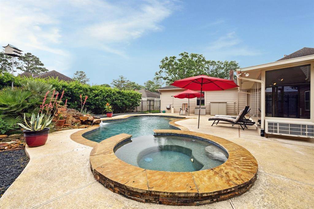RELAX IN THE HOT TUB THEN TAKE A DIP IN THE POOL -GREAT THERAPY!