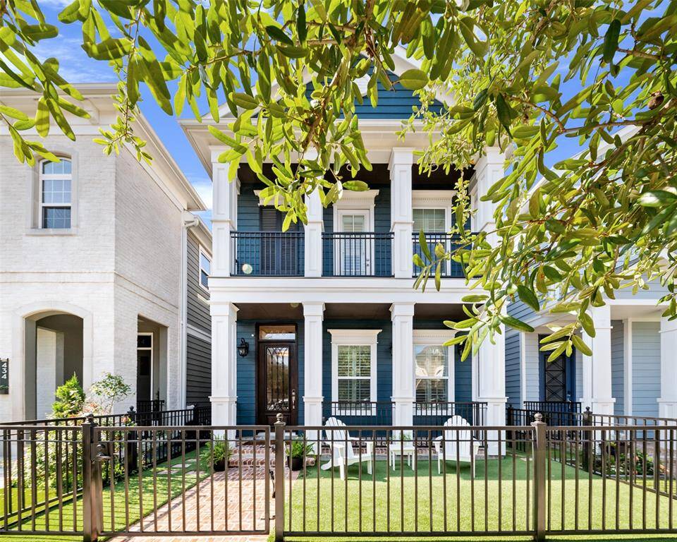 Located on a tree-lined street in the Heights, this beautifully crafted home offers luxurious finishes, versatile spaces, and a prime location just steps from parks, cafes, and more.
