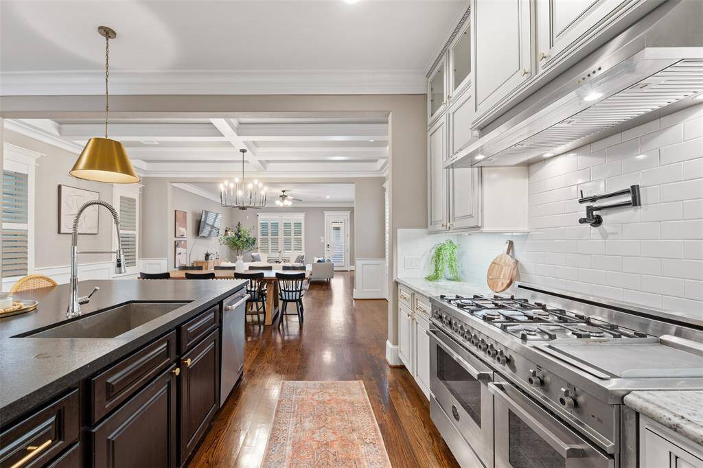 A luxury oven and built-in griddle make Saturday pancakes a breeze — this kitchen was made for memorable mornings.