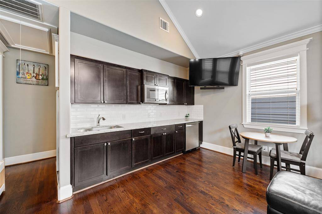 Offering ultimate flexibility, the garage apartment is a fully independent living space with modern amenities — perfect as a guest suite or private office.