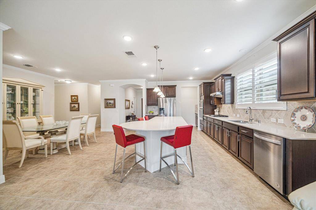 Bright and inviting, this kitchen offers a neutral palette and abundant natural light, perfect for creating your ideal culinary space.