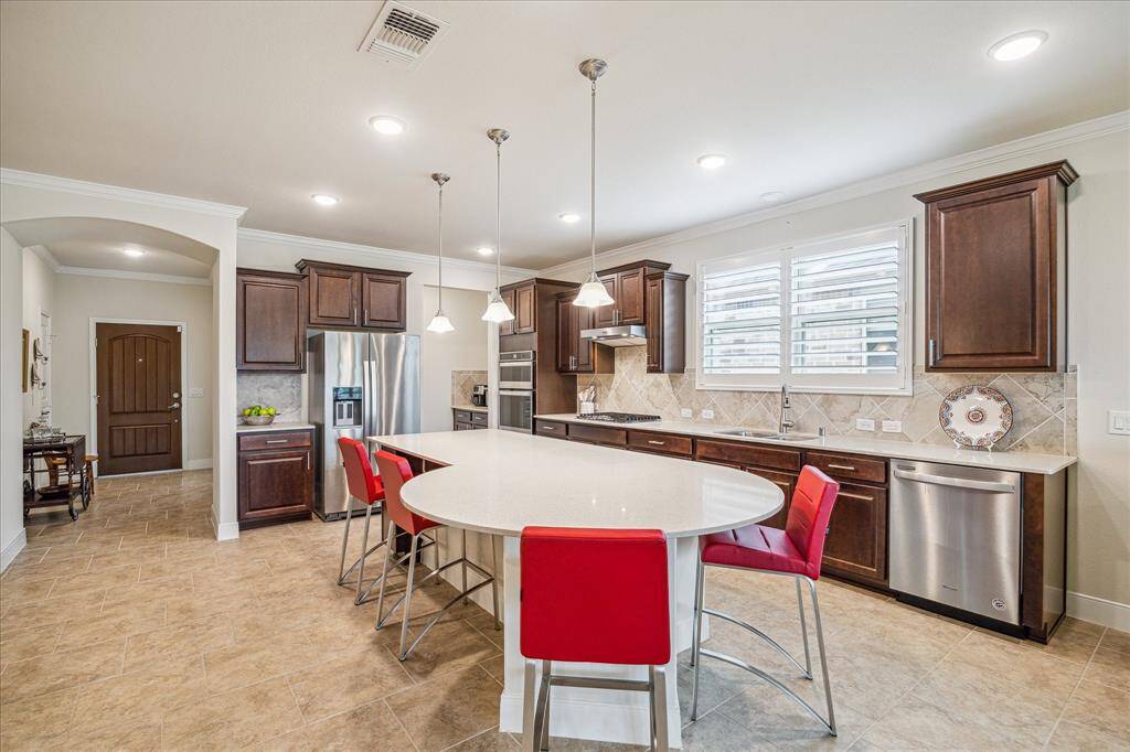 Huge kitchen island can accommodate up to 6 counter height bar stools.