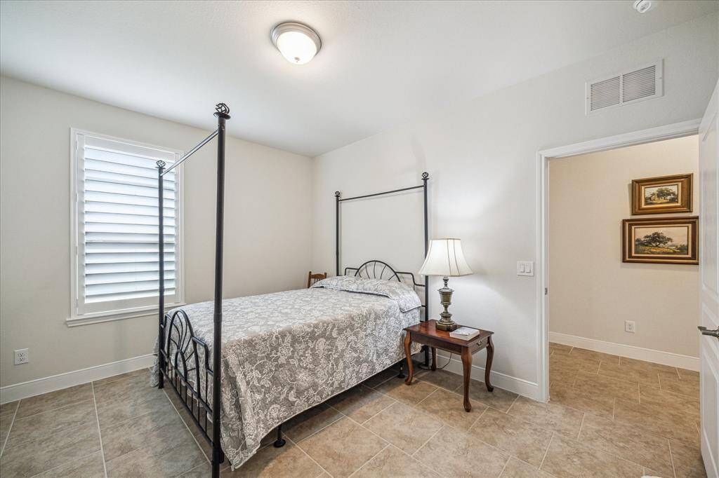 Enjoy the generous space of the secondary bedroom.