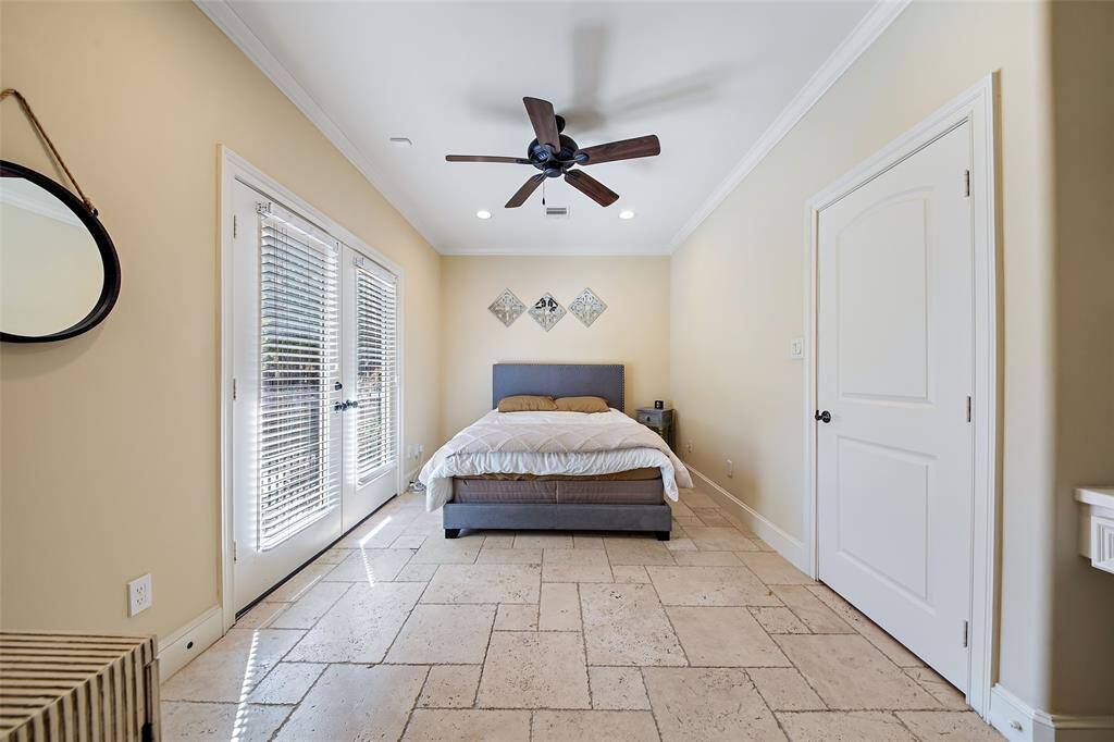 1st floor Bedroom w/full  bath