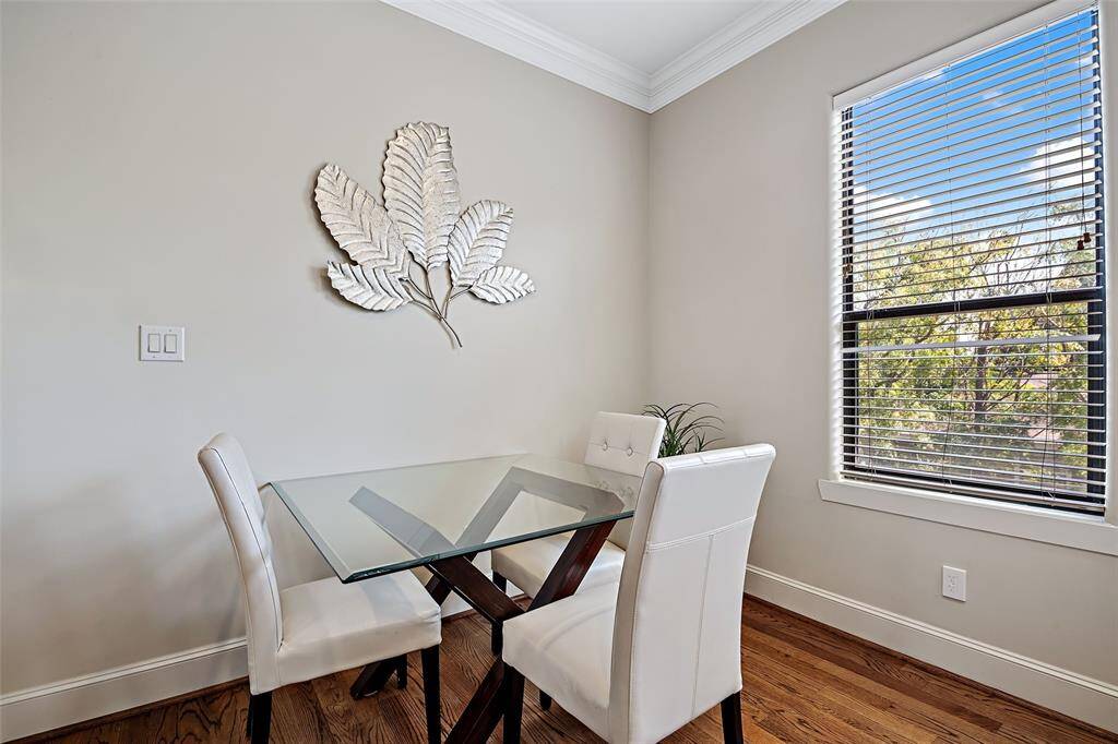 Breakfast Area w. karge window