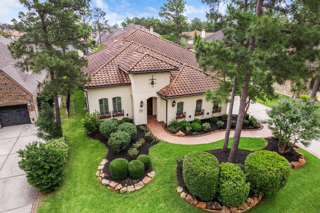 Discover the charm of Paloma Grove, one of the most coveted neighborhoods in The Woodlands, celebrated for its close-knit community and lush, natural surroundings.