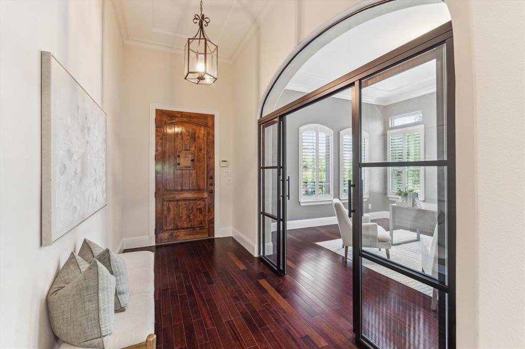 Step inside to find soaring ceilings and hand-crafted Bevolo light fixtures from the French Quarter adorning the foyer, dining room and kitchen.
