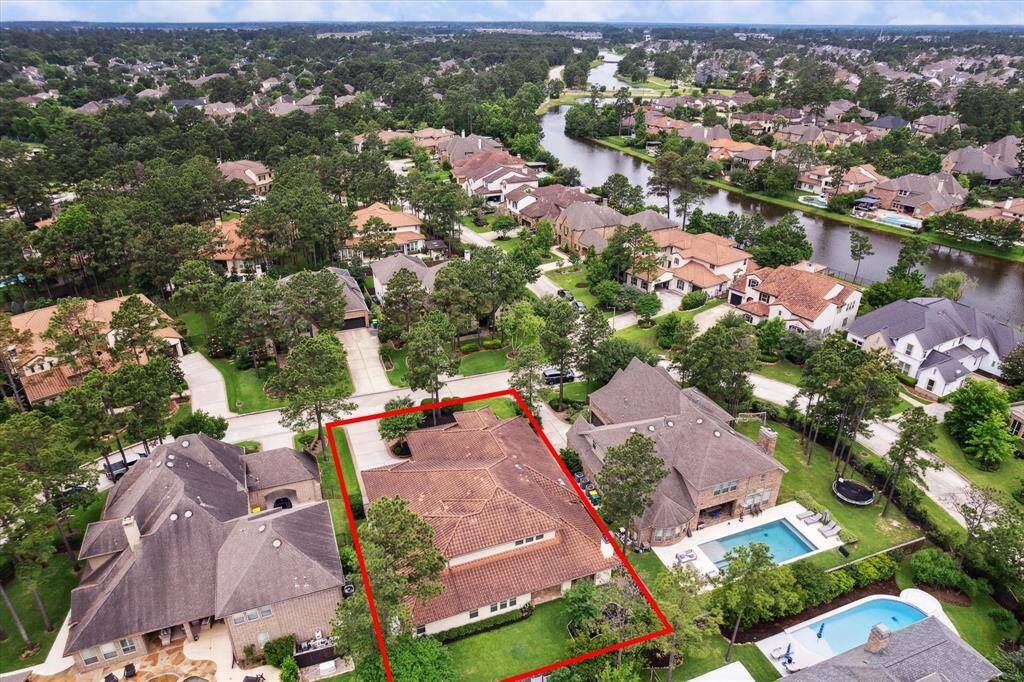 Just a short walk from the home, Paloma Lake is a beloved spot for residents of The Woodlands, offering a peaceful retreat and scenic views for outdoor activities and relaxation.