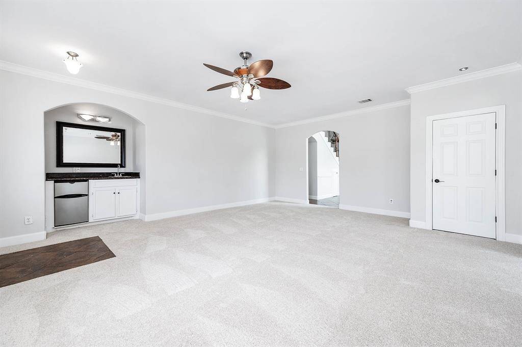 Downstairs large game room with wet bar