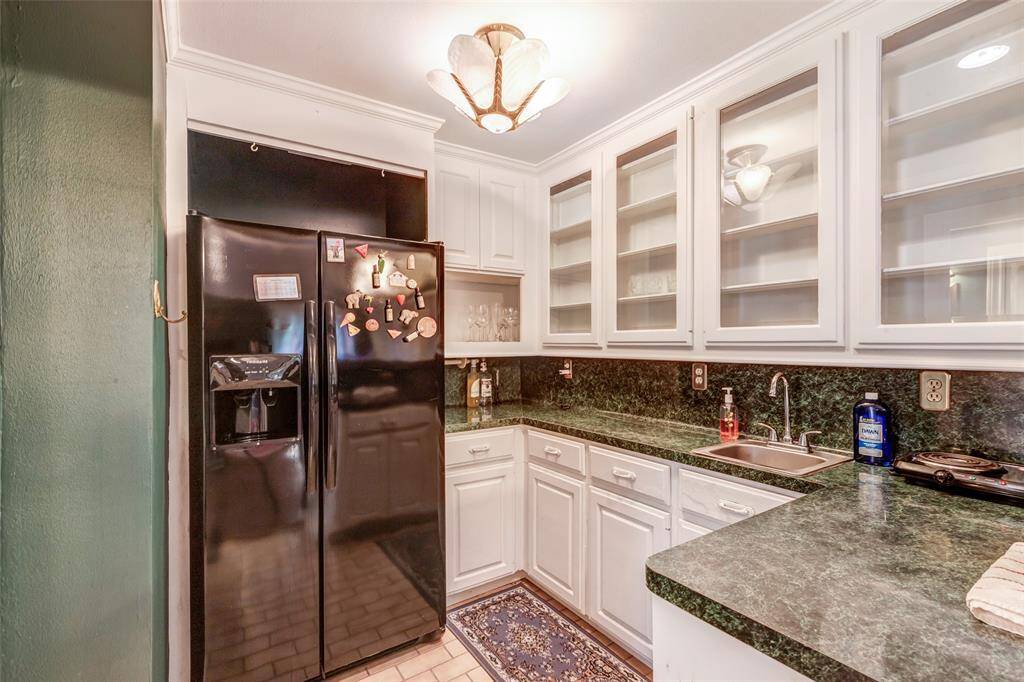 Wet bar/kitchenette in game room