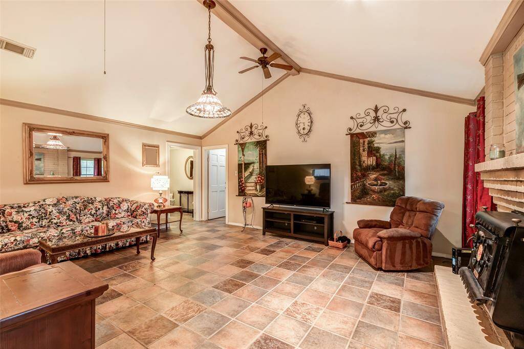 Large family room (16x19)