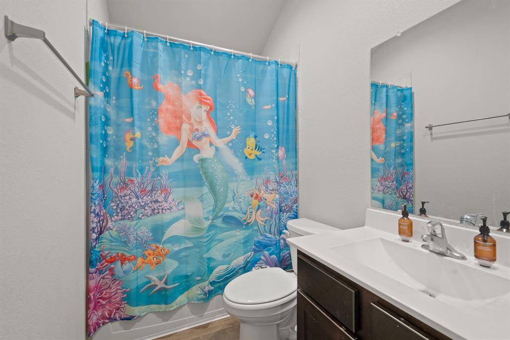 Secondary full bathroom complete with plenty of space for linen and toiletries!