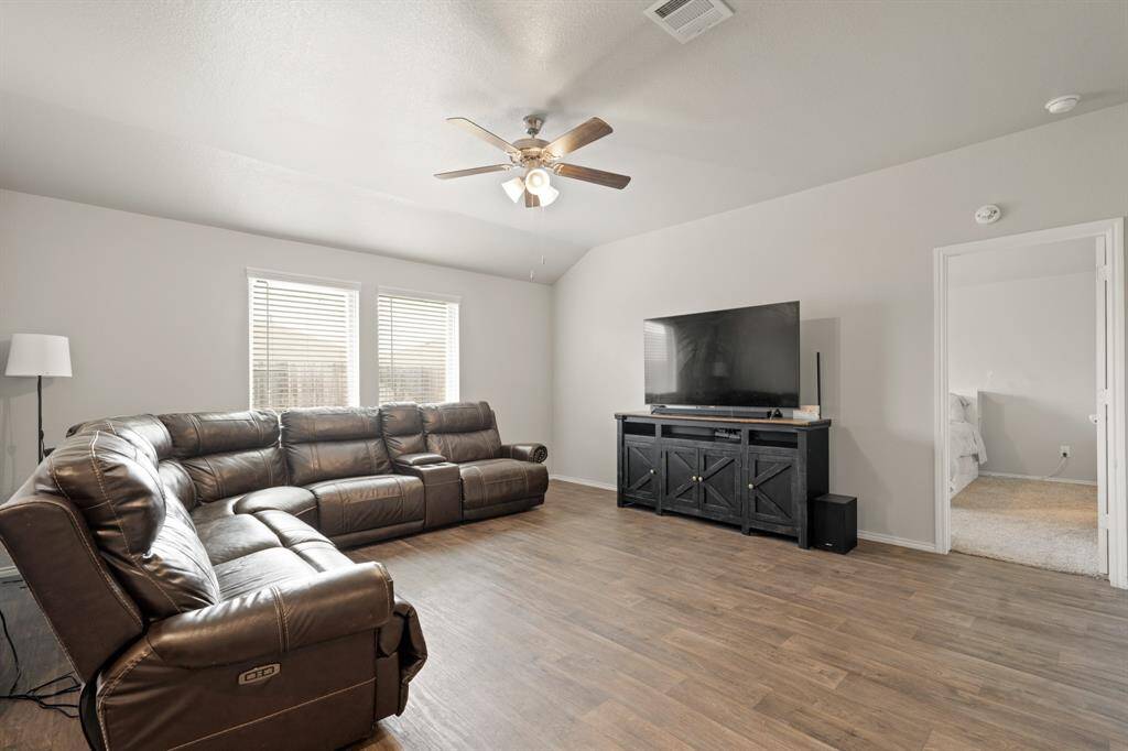 Living area, great for entertainment with plenty of space!
