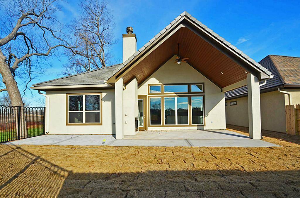 rear patio with high ceiling