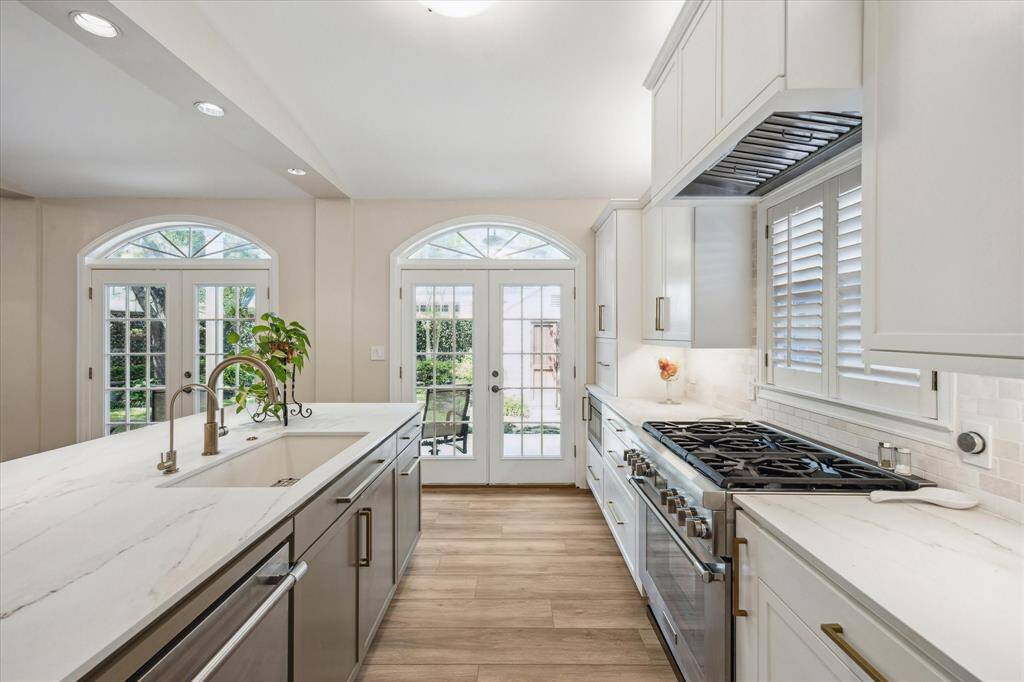 Thermadour 36" gas range and dishwasher, slide out microwave drawer. Fabulous view of the outside