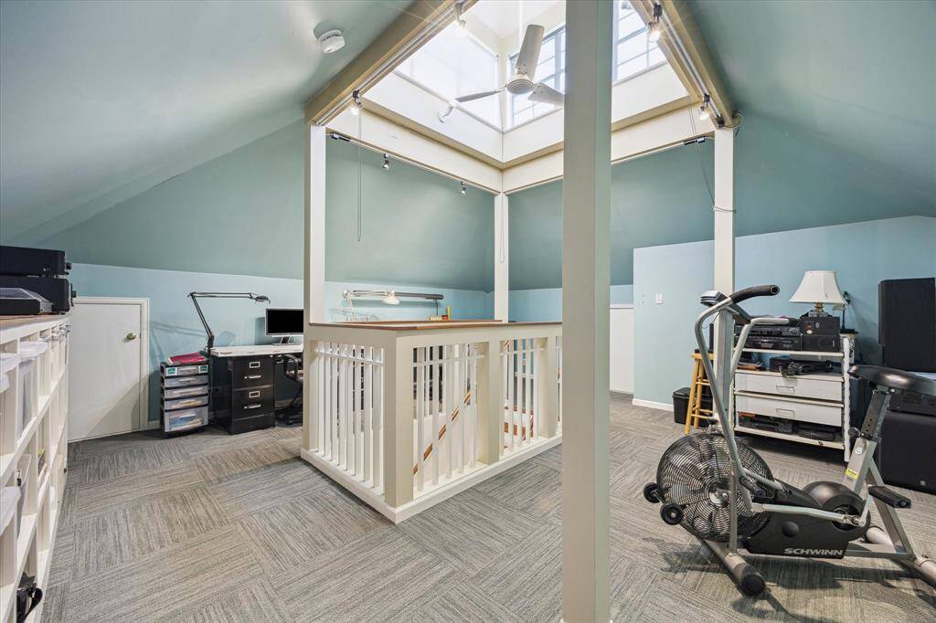 The 3rd floor has a large "lantern/belvedere" centered over it providing abundant natural light