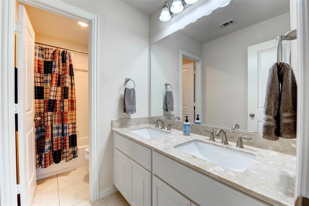 Upstairs full bathroom