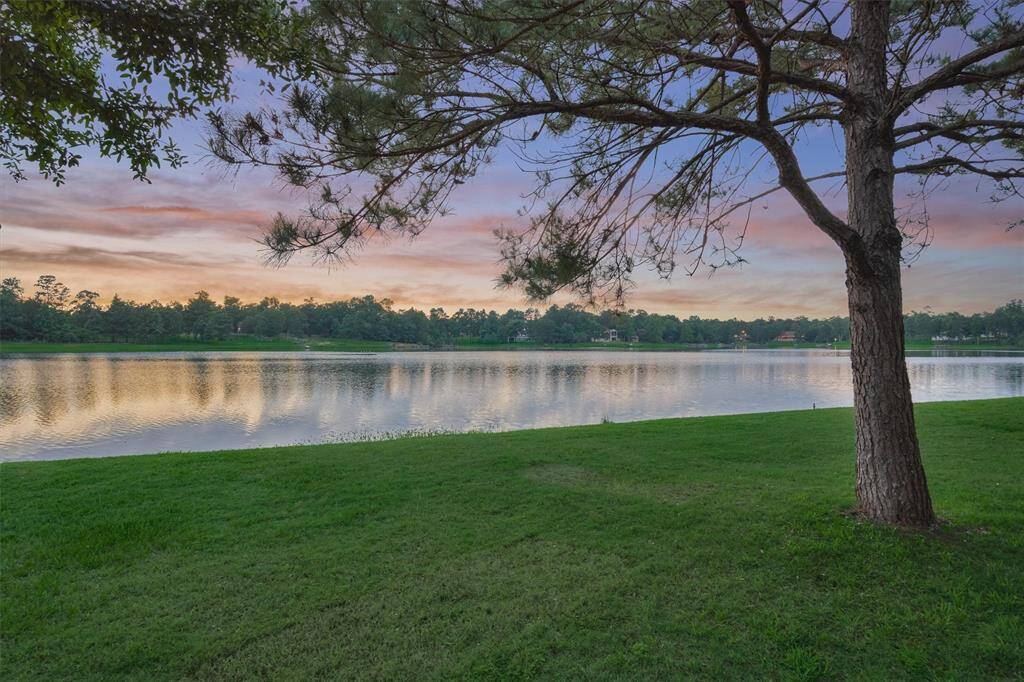 Impressive water frontage with direct lake access and panoramic views.