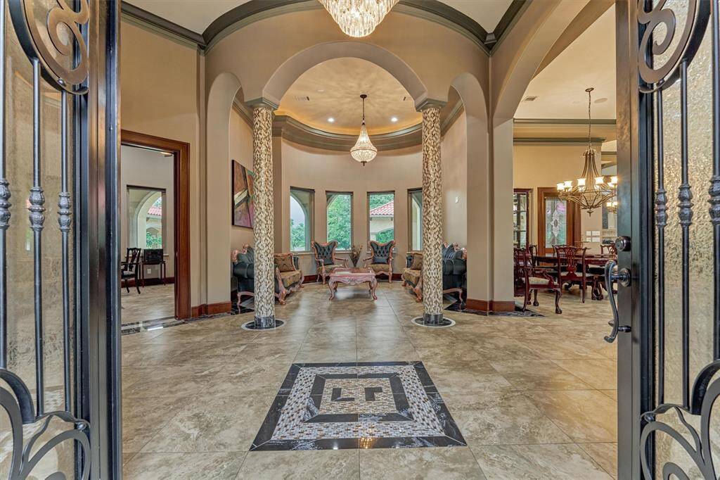 Showstopping entry with full-height columns wrapped in detailed custom tile.
