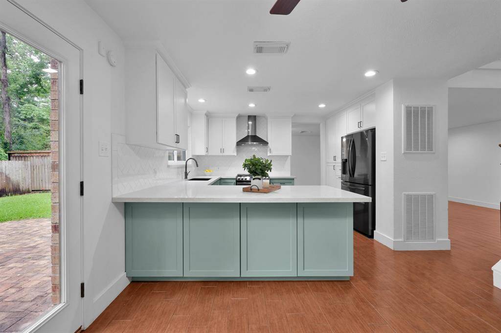 Enjoy breakfast or a quick snack at the kitchen bar.
