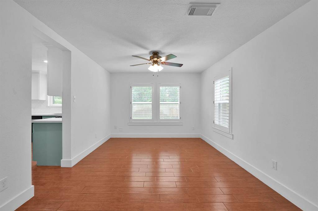 Great space for a dining table connected to both the kitchen and living room.