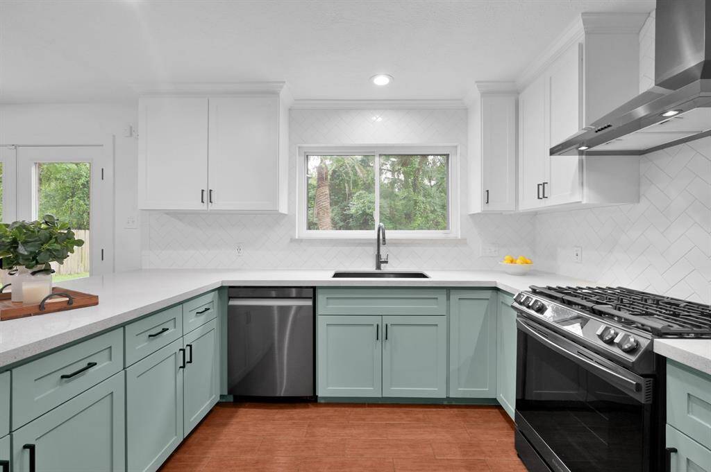 This kitchen is a chef's dream with plenty of counter space & newer appliances.