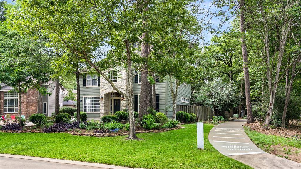 Move in ready and spotlessly clean!! Do not hesitate to make this home yours today.