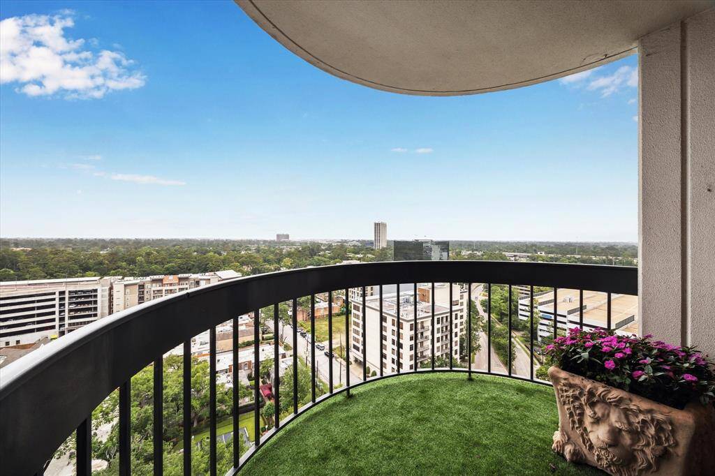 Balcony With Amazing view on 18th floor