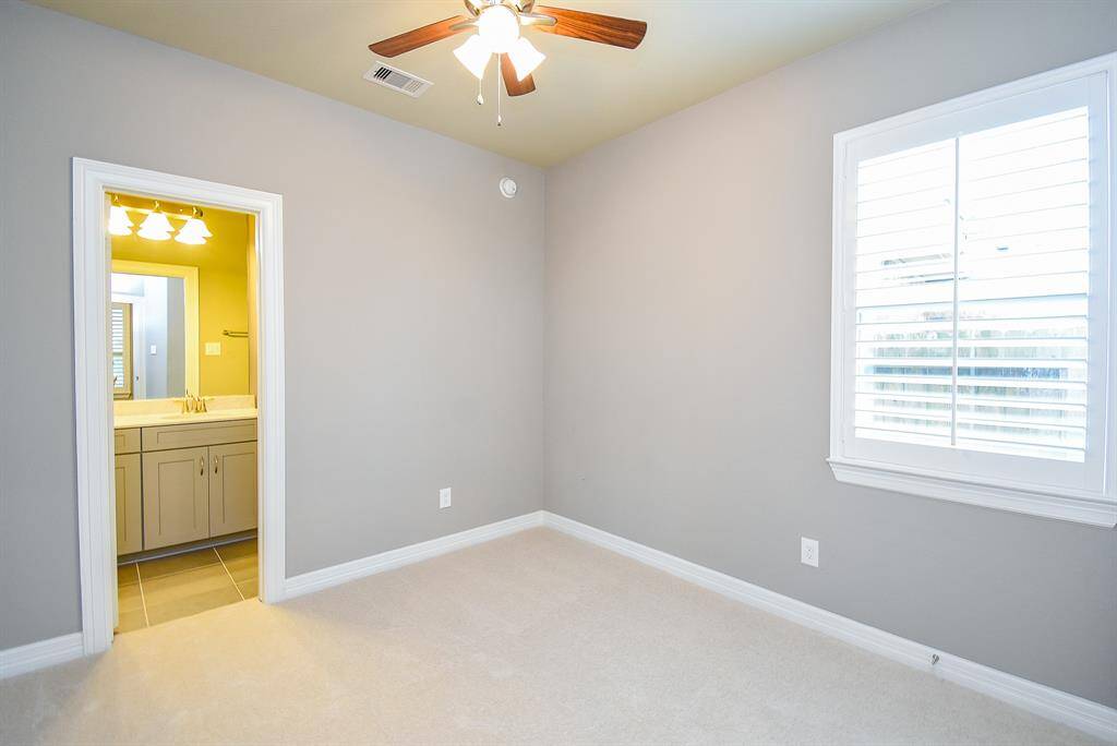 2 Beds down & 3 Up with 4.5 baths!